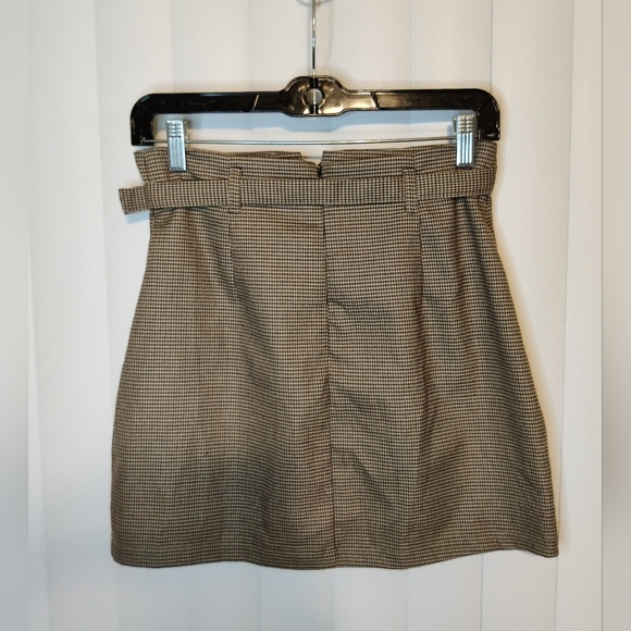 Forever 21 Tan Houndstooth Mini Skirt Size Medium - Picture 2 of 4